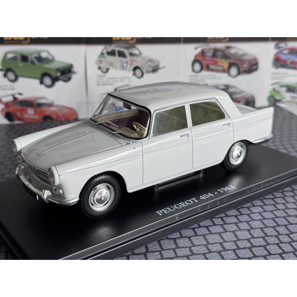 Peugeot 404 plexi vitrinben (1962)